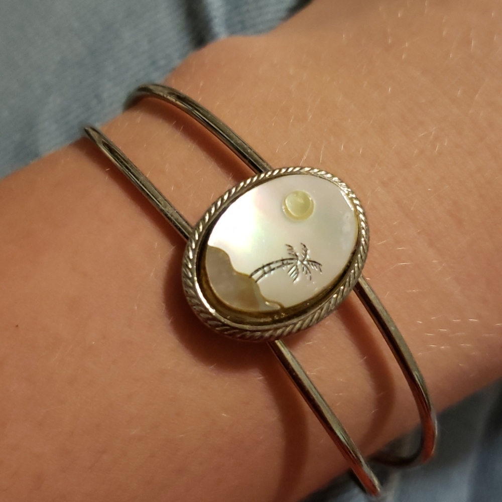 Small Shell Motif Cuff Bracelet